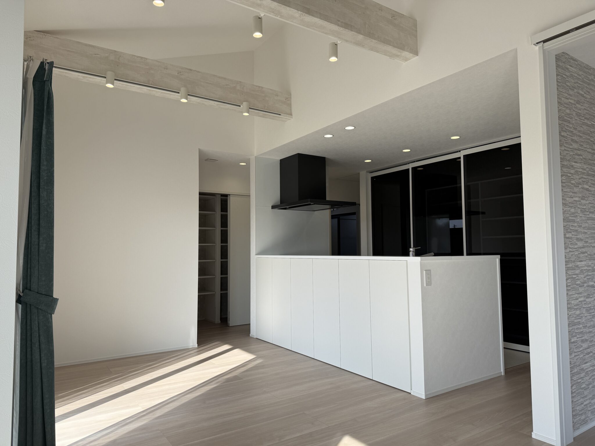 【WORKS.002】モノトーンでシンプルにまとめたスタイリッシュな平屋 | CRAFIT | クラフィット株式会社